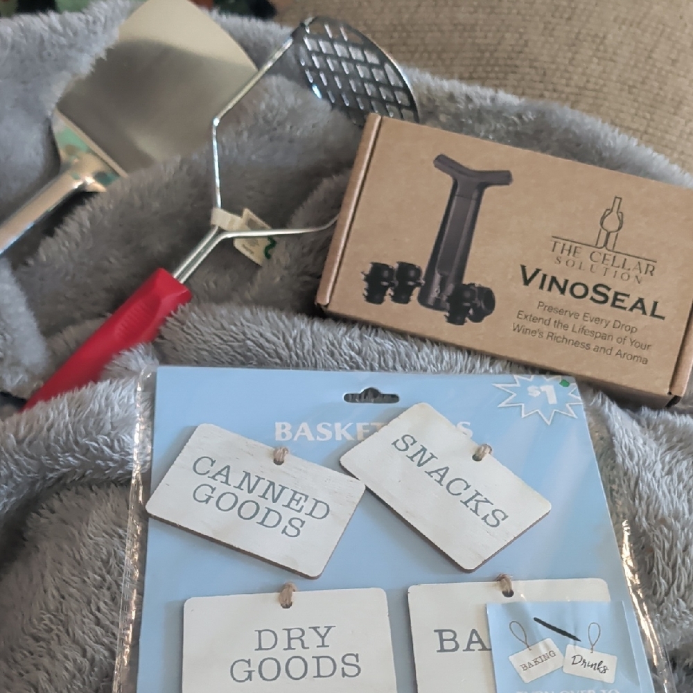 Vinoseal Wine Preserver and Kitchen Tools Set